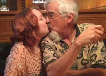 42 évvel idősebb férfival vesztette el a szüzességét a fiatal hölgy – azt mondja, élete legkiemelkedőbb élménye volt