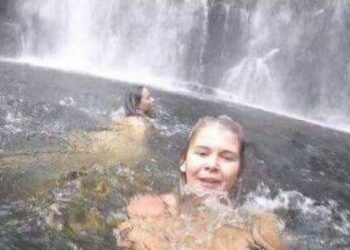 Csak egy szelfit lőtt a vízesésénél, megdöbbentő tragédiát örökített meg ez a lány!