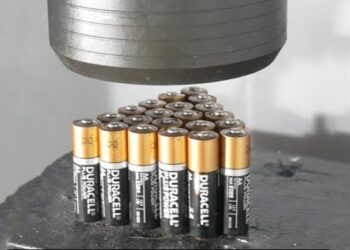 Mi történik, hogyha ceruzaelemeket rakunk egy hidraulikus présgép alá?