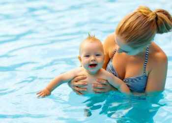 Kirakták a fiatal anyukát az uszodából, mert sokak szerint illetlen dolgot művelt a babájával a medencében