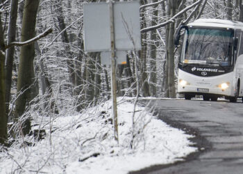 Nem engedett felszállni egy elesett, megsérült gyereket a mínuszban egy buszsofőr, mert sáros volt a ruhája