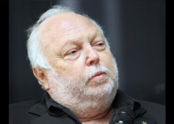 Arnold Schwarzenegger gyászbeszédének egy pontján kitört a röhögés a jelenlévőkből – eltemették Andy Vajnát