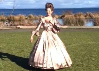 A lány gyönyörű ruhát készít amely a többiek lélegzete eláll az átalakulástól, mikor pörög