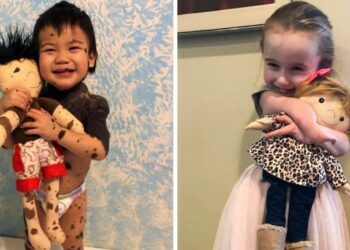 Egy nő egyedi babákat alkot, amik a kis tulajdonosok másolatai, hogy segítsék a gyerekeket, hogy büszkék legyenek a kinézetükre