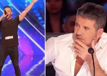Az zaklatott 28 éves férfi az édesanyja felé int mely aztán kinyitja a száját, és olyan magas hang jön ki a torkán, hogy még Simon is megdermed a csodálattól