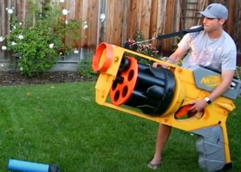 Az ex-NASA mérnök megépítette a világegyetem legnagyobb NERF puskáját