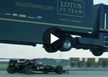 Világrekord: átugratta a száguldó F1-es autót a platós Renault kamion