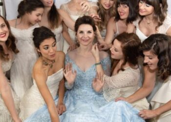 A menyecske arra kérte a vendégeket, hogy a régi esküvői ruháikat viseljék az esküvőjén