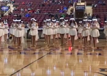 A lány tánccsapat színpadra lép, csakhogy a tömeg elveszíti a kontrollt, mikor a lámpák hirtelen kialszanak