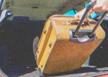 A férfi meglátja idős anyja végrendeletét, és felszólítja, hogy azonnal pakolja össze a holmiját