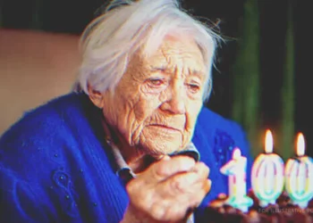 A magányos hölgy életében először kap tortát a 100. születésnapjára egy fiútól, aki azt állítja, hogy az unokája