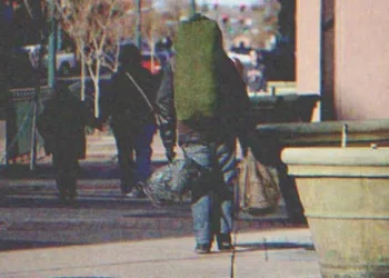 Az egykori koldus minden nap ételt visz hajléktalan barátainak, cserébe hatalmas vagyonra tesz szert