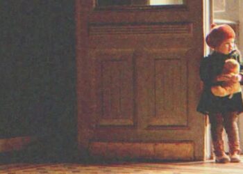 A kislány kitartóan keresi édesanyját – Minden nap visszatér az elhagyatott lakásba