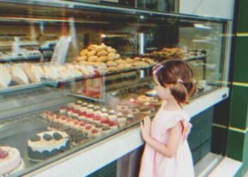 A cukrász kidobja a kislányt, aki tortát akart venni a haldokló Édesanyjának, majd könyörög, hogy térjen vissza később