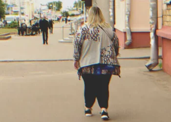 A vőlegény szülei kidobták fiuk duci barátnőjét, most könyörögnek a bocsánatáért