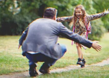 A tanár örökbe fogadta a kislányt, aki a néhai lánya teljes hasonmása – évekkel később felbukkan az anyja