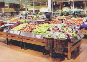 Az ügyvéd hallja, ahogy fia kigúnyol egy fiút, akinek az apja „csupán” egy bolti csomagoló