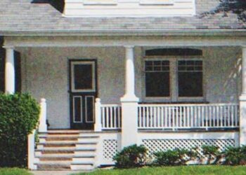 Az idős édesanya kitagadja terhes lányát az örökségből, a másik lánya kapja meg az egész házat