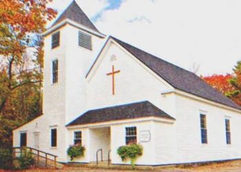 Az anya arra utasítja kislányát, hogy várjon rá a templom közelében, de soha nem tér vissza