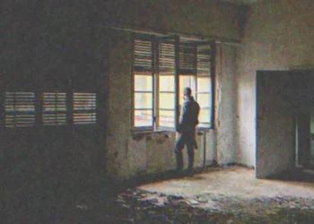 A férj elviszi a feleségét a romos árvaház szobájába, ahol felnevelték – a nő észrevesz egy dobozt a férje nevével