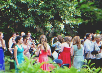 A fiú megtiltja anyának, hogy részt vegyen az ő bálján, mert elhanyagoltan néz ki – Majd megjelenik és bálkirálynő lesz