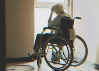 Az idős úr, aki 55 éve nem látta középiskolai szerelmét, elhozza őt az idősek otthonából