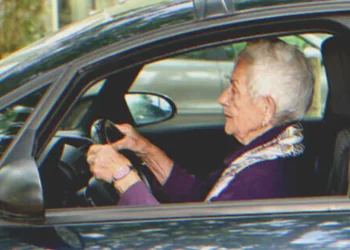 Tinik gúnyolódnak az idős hölgyön az autósiskolában, amíg rá nem jönnek, hogy beteg unokája miatt van ott