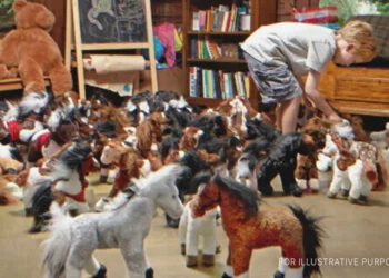 Az örökbefogadott kisfiú barátainak karácsonyi ajándékokat küldött az otthonba, akik később ezért megjutalmazzák őt