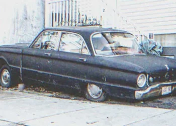 Az idős nő évek óta egy régi autóban élt, hiába volt saját háza – a szomszédja meglepő felfedezést tesz