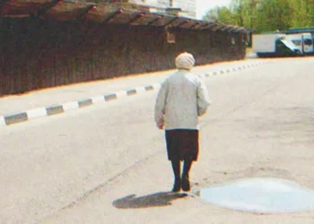 A nagyi minden megtakarításából fizeti az unokája esküvőjét, aki visszamondja a meghívását