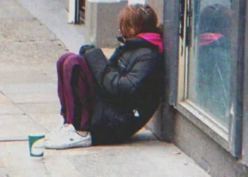 Egy gazdag férfi beleszeretett egy hajléktalan lányba, majd rohant megkeresni