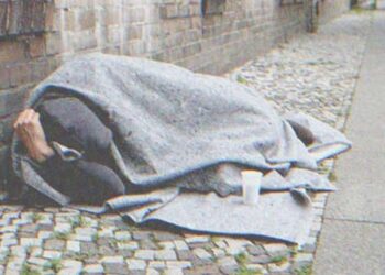 Az apa nem tudta fizetni a lakbért, ezért a fia kirúgta őt a házából