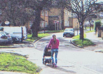 A férfi segít egy nőnek felemelni a babakocsit – a babán olyan nyakláncot vesz észre, ami hasonlít ahhoz, amit saját gyermekével temettek el