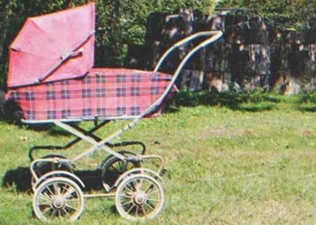 Az anya egy házat hagy a kisebbik lányának, az idősebb csak egy régi babakocsit és egy koszos babát kap