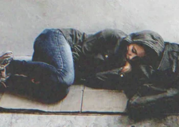 A hajléktalan fiatal hölgy hozzámegy az idős férfihez, anélkül, hogy tudná, hogy milliomos