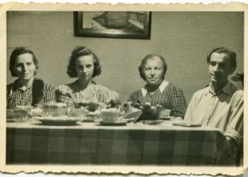 A fiú minden alkalommal sikít, amikor meglátja a régi családi fotót, amíg anya meg nem nézi közelebbről