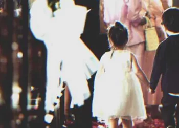 Az esküvője során a vőlegény meglát 2 gyereket a tömegben és elszalad velük