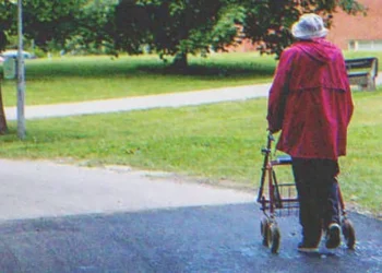 Gyermektelen idős nő DNS-tesztet csináltat – megtudja, hogy van egy lánya