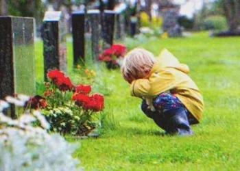 A fiú azt hiszi, hogy édesanyja autóbalesetben elhunyt – évekkel később véletlenül találkozik vele