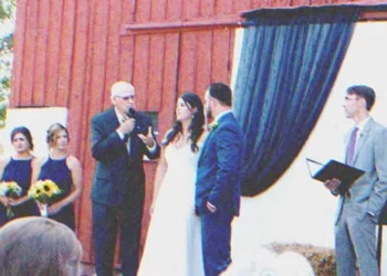 Az apa észreveszi a vőlegény anyját a lánya esküvőjén, és felismeri a nőt a fiatalkorából