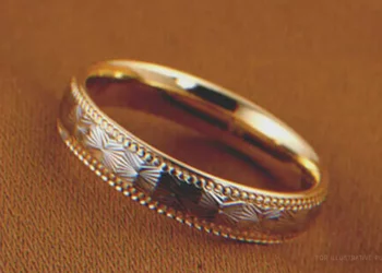 „Ez az a gyűrű, amit a néhai nagymamám évekkel ezelőtt eladott, hogy etessen engem!” Mondtam sírva, amikor a férjem megkérte a kezem