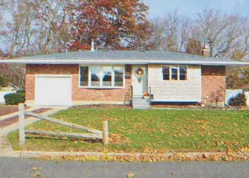 A rendőr naponta üdvözli a lányt az ablaknál, de egyszer nem jelenik meg, ezért ellenőrzi a házát