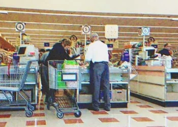 A fiú kifizeti az éhező idős hölgy élelmiszereit és megkéri, hogy kívánjon valamit