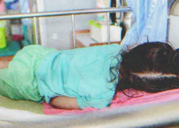 A kislánya felébredt a kómából és azt kiabálta: „Tudom az igazságot az anyukámról!”