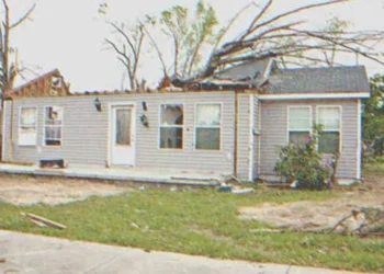 Egy tehetős ember indokolatlanul magas áron veszi meg a régi, romos házat – Csak egy dobozt visz el belőle