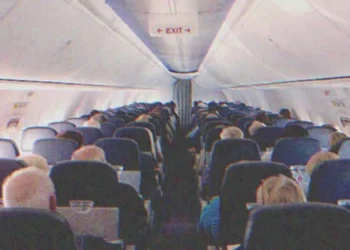 Az özvegy férfinak megtiltották, hogy felszálljon egy járatra újszülött gyermekével – a 82 éves hölgy segít neki