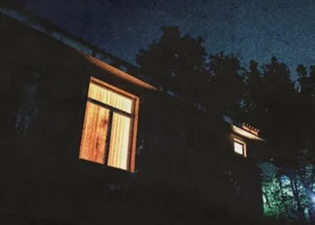 A szegény idős hölgy egy hétig nem alszik, mert báli ruhát készít az unokájának