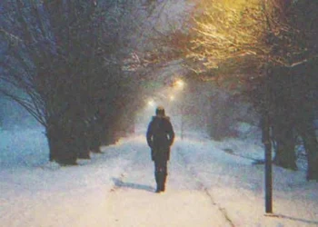 A gazdag nő koldusnak öltözik, hogy kifigyelje lánya vőlegényét