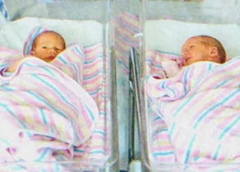 A szegény édesanya elhagyja újszülöttjeit – 15 évvel később meggazdagszik és rohan, hogy megkeresse őket