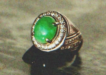 A lány kigúnyolja nagymamáját az olcsó gyűrű miatt, amit adott neki – undorodva eldobja, és hirtelen kinyílik